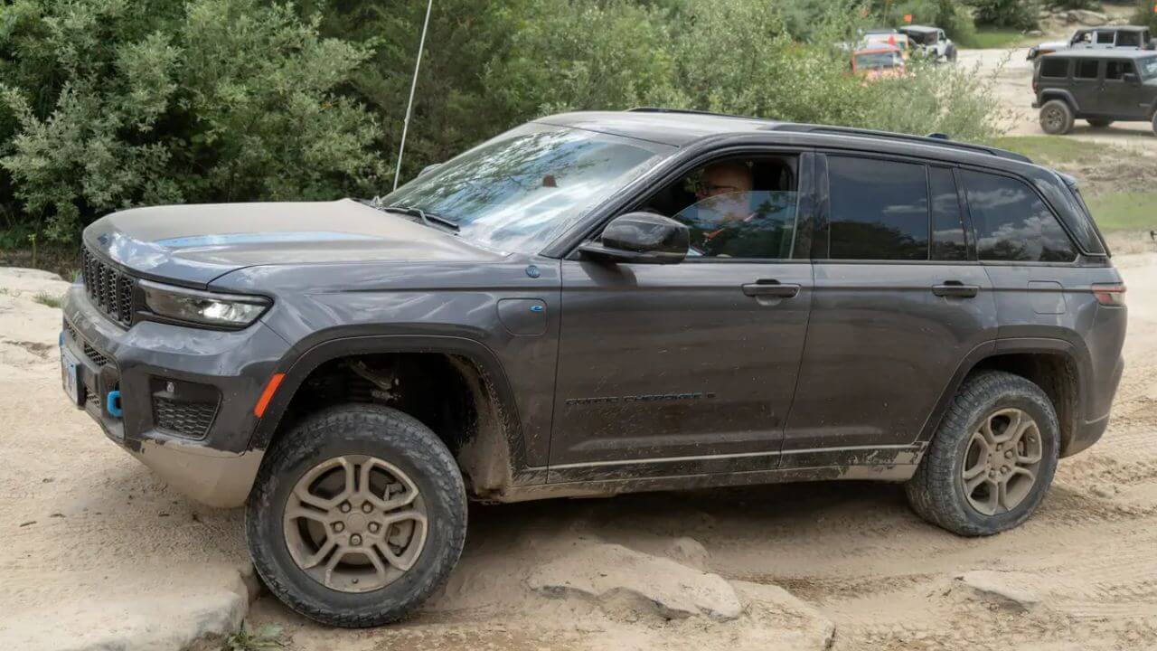 trailhawk vs trackhawk